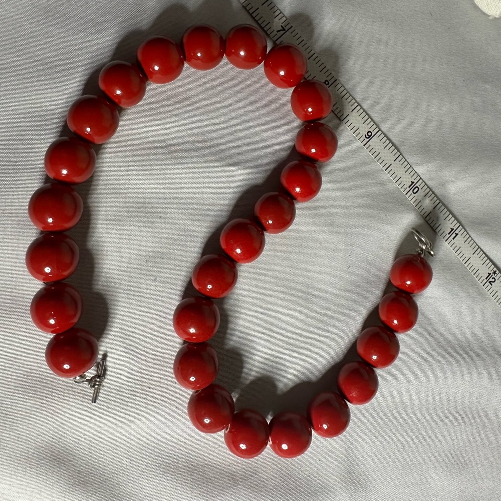 Red gumball style necklace with toggle clasp - Picture 5 of 5